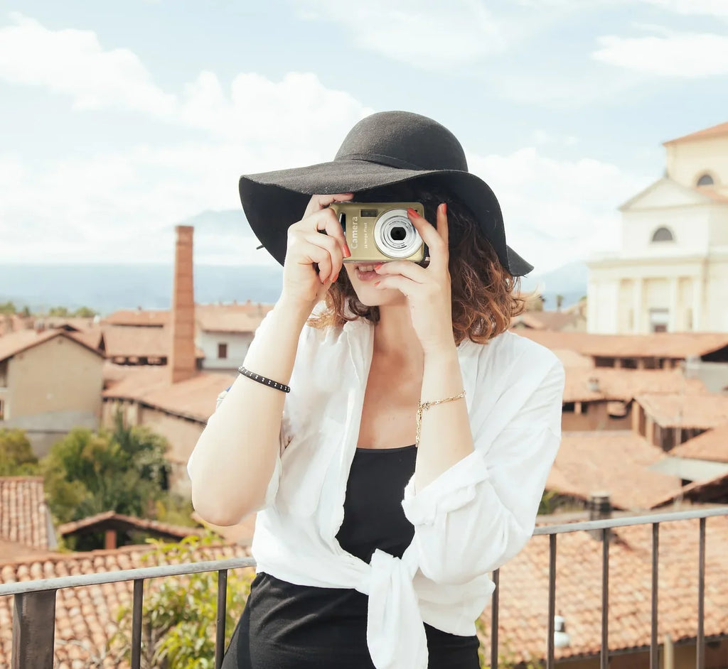 Acuvar 16MP Megapixel Compact Digital Photo and Video Camera with 2.4" LCD Sizecreen, Mic Input and USizeB Media Transfer (Gold)